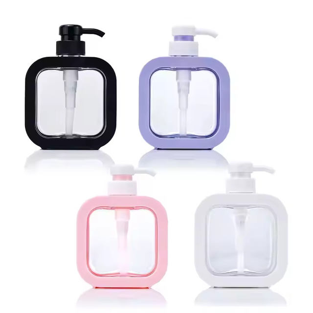 Vierkant gevormde witte fles met vloeibare zeep, bodylotionfles met pomp