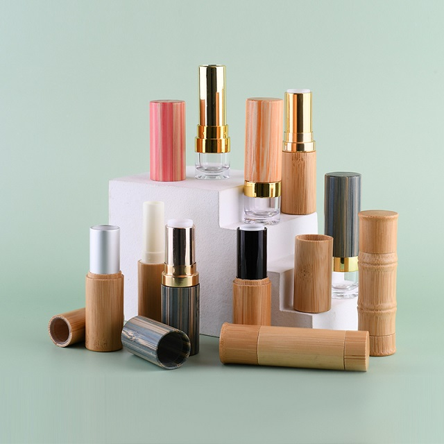 tube de rouge &agrave; l&egrave;vres cosm&eacute;tique en bambou