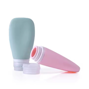 Tubo suave de loci&oacute;n cosm&eacute;tica con gancho