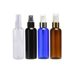 Bernsteinfarbene, wei&szlig;e, durchsichtige Kunststoff-Spr&uuml;hflasche