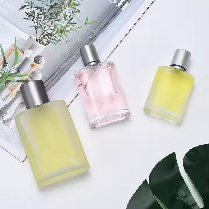 Flacon de parfum en verre d&eacute;poli, vaporisateur de parfum