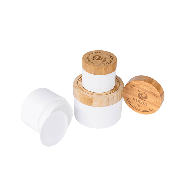 Plastic cosmetische zalfpotje met bamboe houten deksel